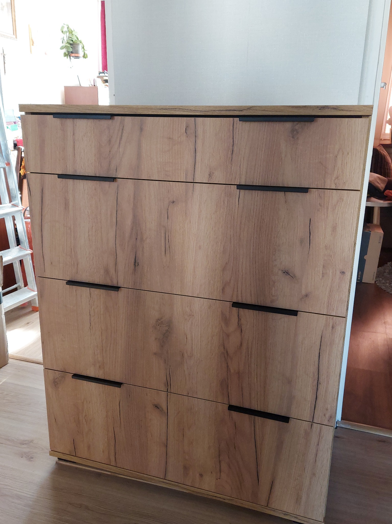 Komoda na buty z 4 szufladami.