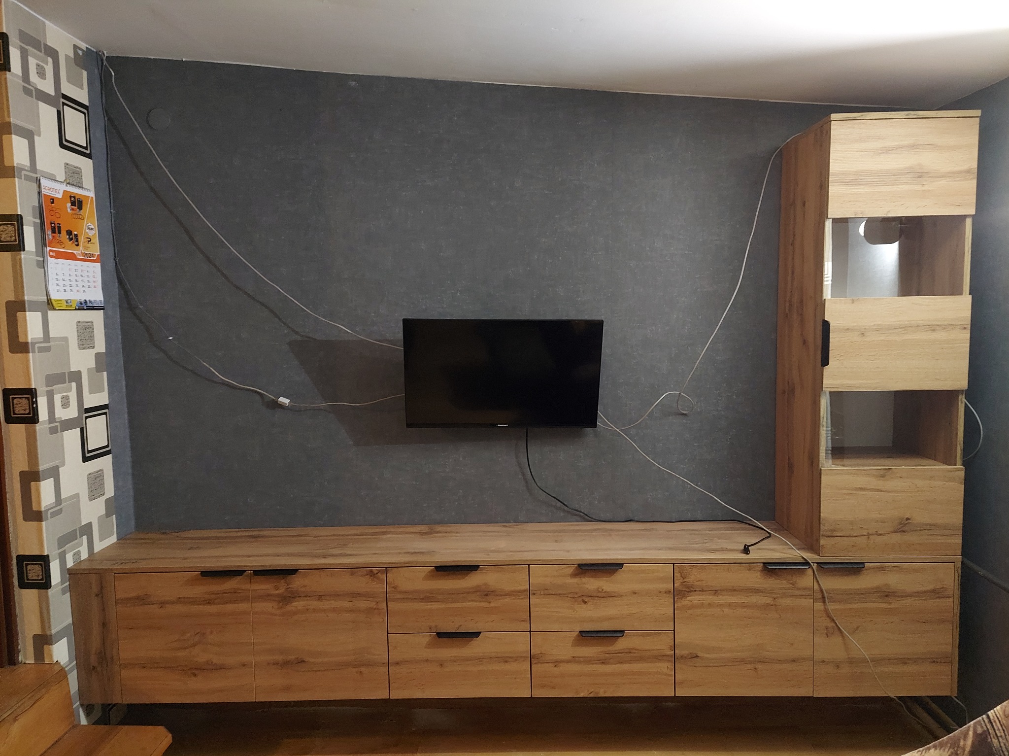 Zabudowa RTV wisząca.