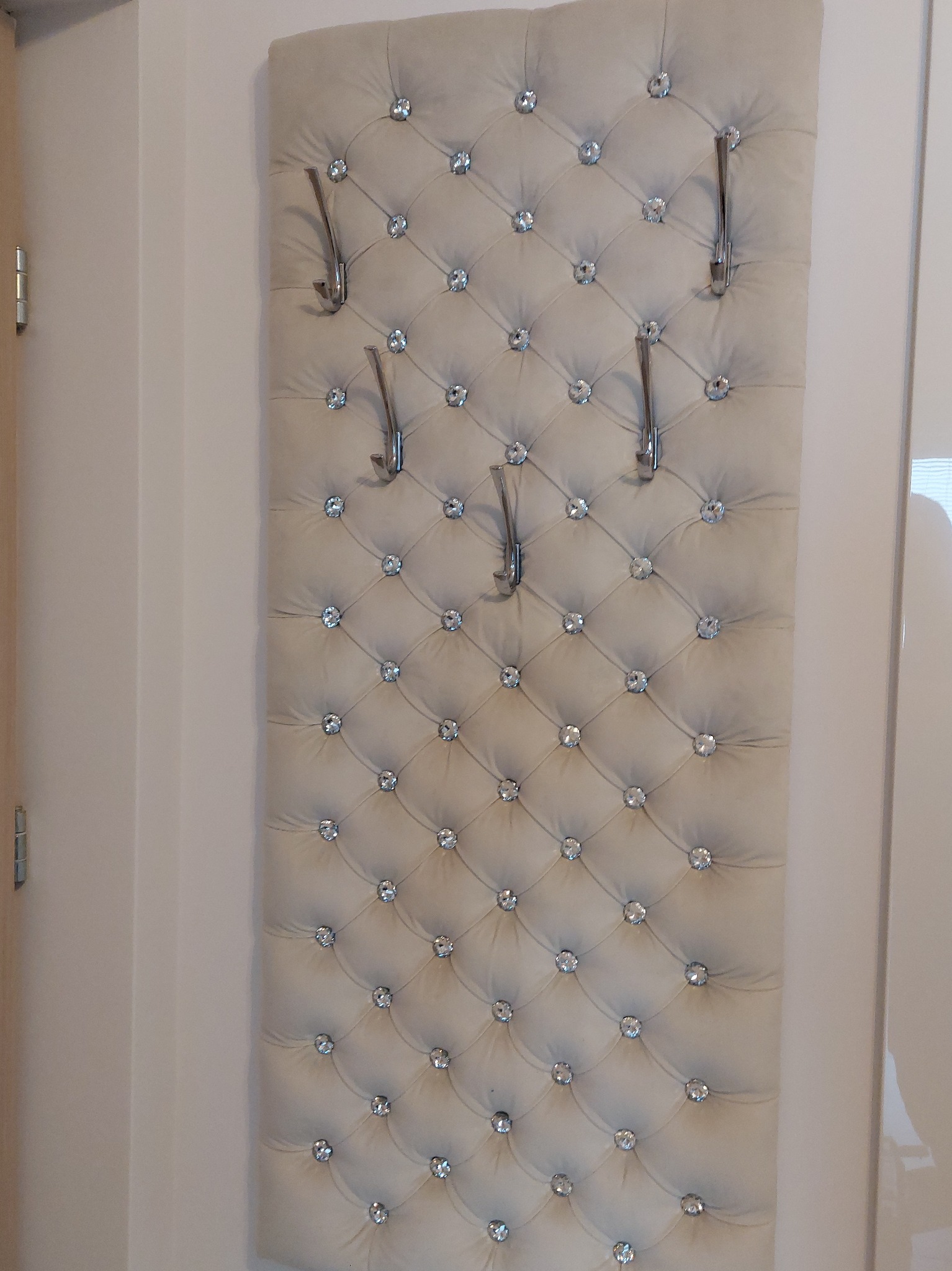 Wieszak tapicerowany z guzikami