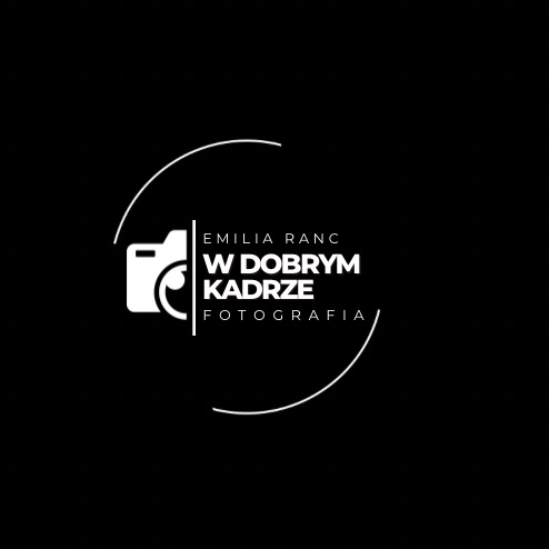 Minimalistyczne logo fotografa: biały aparat w okręgu, nazwa firmy 'Emilia Ranc W Dobrym Kadrze Fotografia' na czarnym tle. Nowoczesny design.