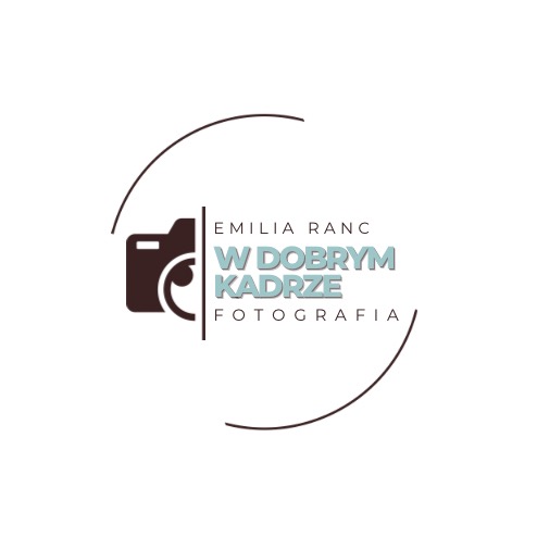 Minimalistyczne logo fotografa 'Emilia Ranc W Dobrym Kadrze Fotografia' z ikoną aparatu i okręgami, na białym tle. Subtelne kolory.