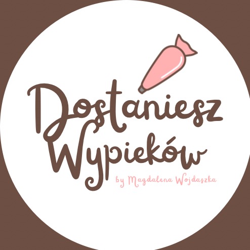 Logo 'Dostaniesz Wypieków by Magdalena Wojdaszka' z różowym workiem cukierniczym na białym tle, otoczone brązowym okręgiem. Stylizowane liternictwo.