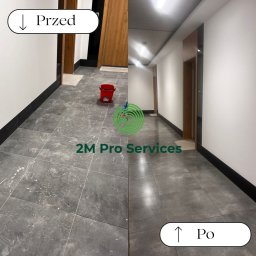2M Pro Services - Mysłowice: Porównanie stanu podłogi w korytarzu przed i po czyszczeniu. Po lewej widoczne zabrudzenia, po prawej czysta, błyszcząca powierzchnia. Wiadro i mop w kadrze.
