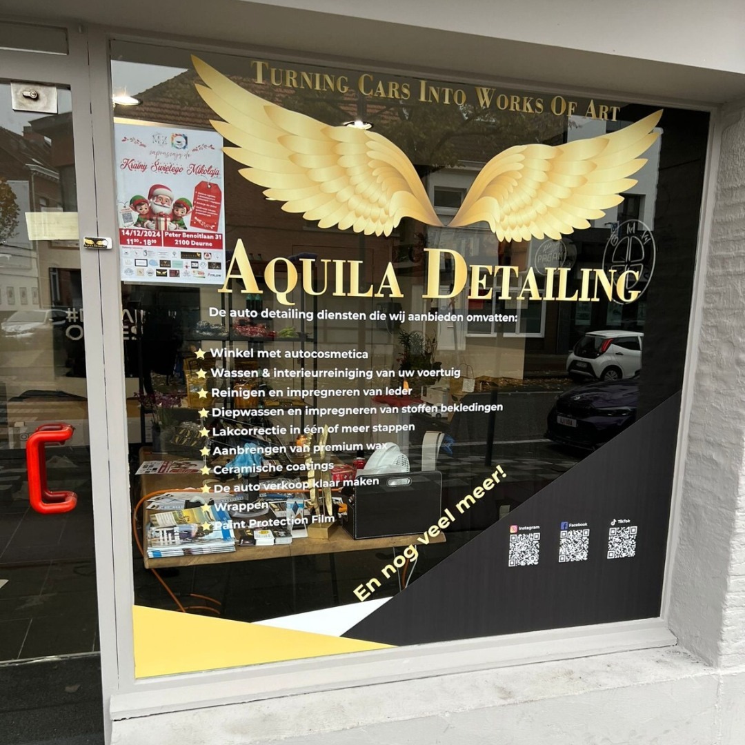 Witryna firmy Aquila Detailing z logo, złotymi skrzydłami i ofertą usług auto detailingu, w tym czyszczenia, woskowania i powłok ceramicznych. Widoczne kody QR do mediów społecznościowych.