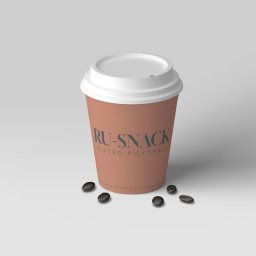 _bootelka Studio Graficzne - Brązowy kubek z logo 'RU-SNACK Bistro Piekarnia' na białym tle z kilkoma ziarnami kawy. Minimalistyczny design, neutralne oświetlenie.