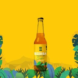 _bootelka Studio Graficzne - Butelka napoju Beerba Classic na żółtym tle z tropikalnymi liśćmi. Etykieta żółta z zielonymi akcentami. Napój bezalkoholowy, Yerbamate & Beer.