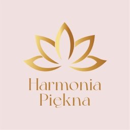 _bootelka Studio Graficzne - Eleganckie logo 'Harmonia Piękna' w odcieniach złota, z motywem kwiatu lotosu na pudrowo różowym tle. Minimalistyczny design, idealny dla branży beauty i wellness.