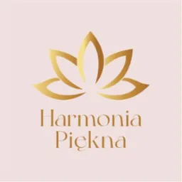 Eleganckie logo 'Harmonia Piękna' w odcieniach złota, z motywem kwiatu lotosu na pudrowo różowym tle. Minimalistyczny design, idealny dla branży beauty i wellness.