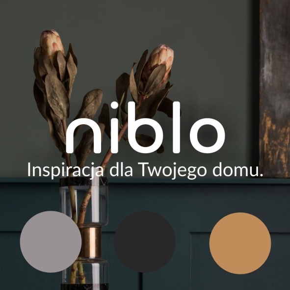 Elegancka kompozycja z kwiatami w szklanym wazonie, logo 'niblo' i paleta kolorów na tle ciemnozielonej ściany z subtelnym panelem dekoracyjnym.