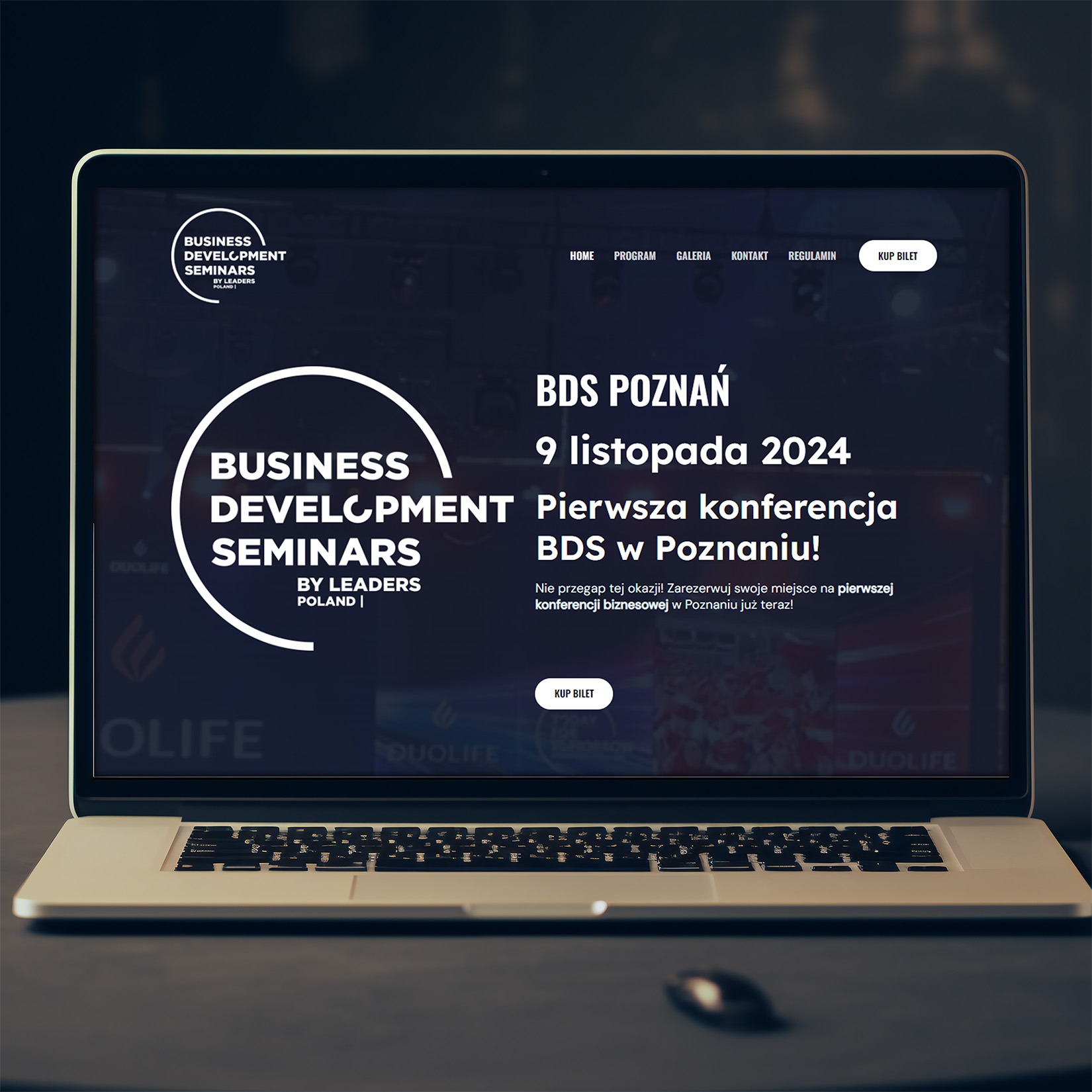 Laptop wyświetla stronę konferencji BDS Poznań z datą 9 listopada 2024. Strona zawiera logo i wezwanie do zakupu biletu.