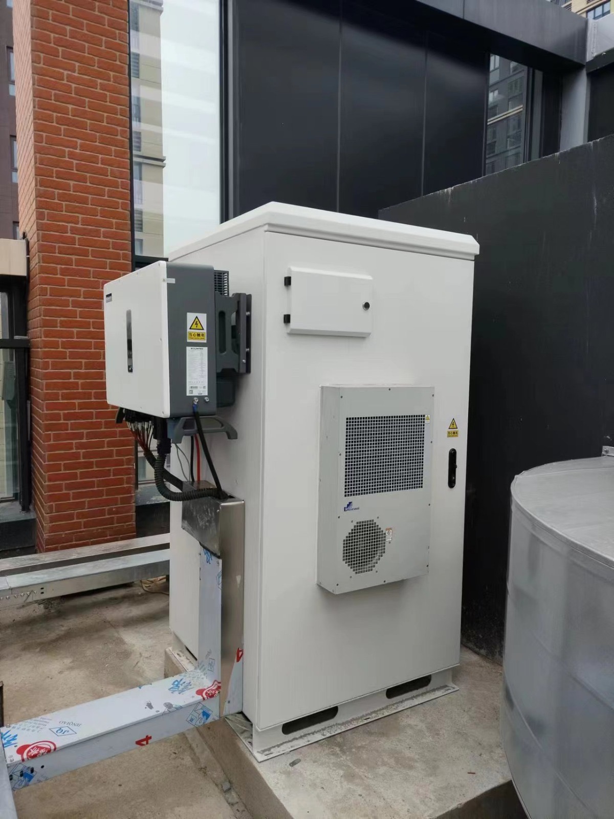 Przemysłowy System HYbrydowy All In One 50kW 143kWh