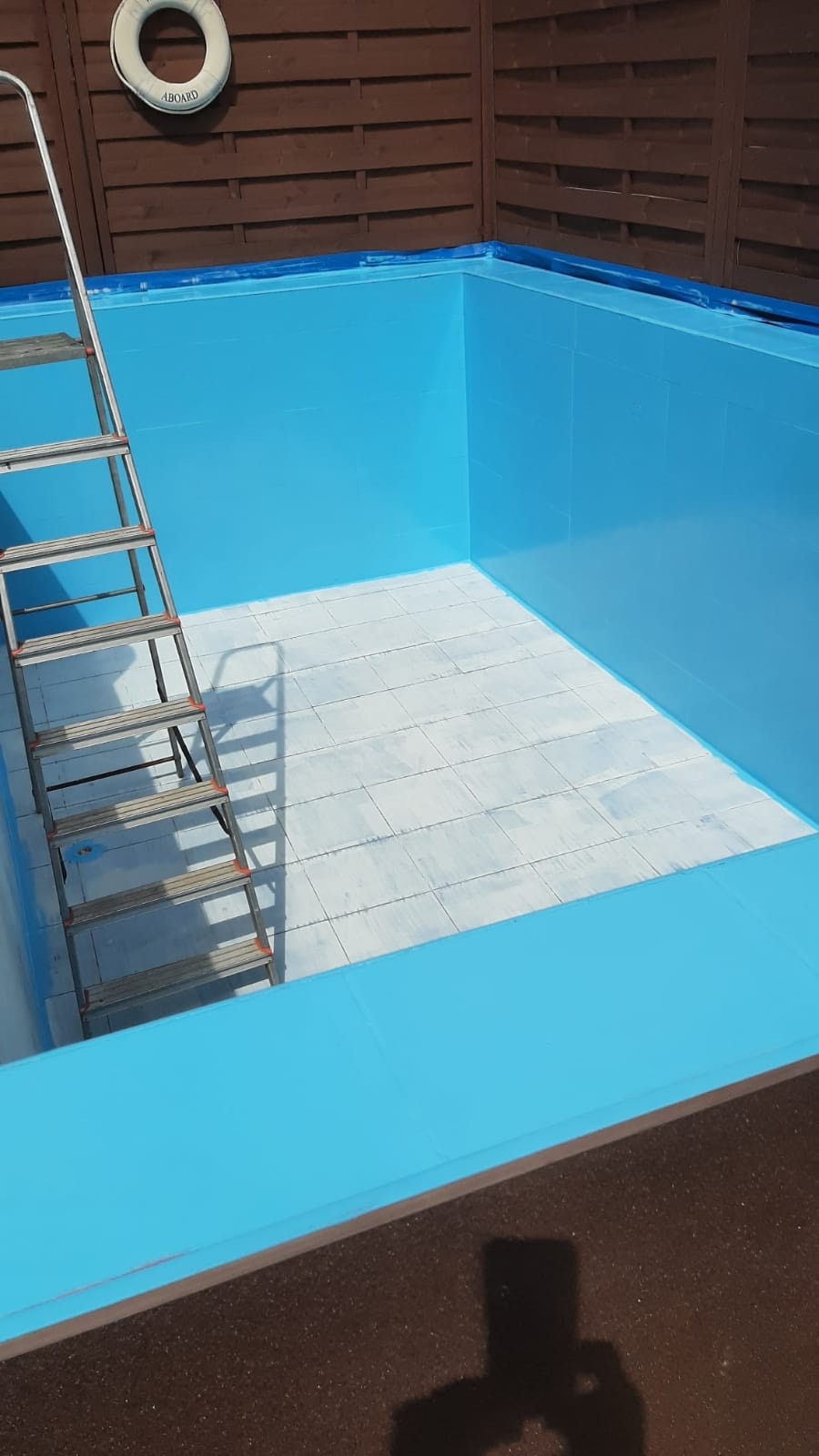 Hydroizolacja basenu farbą poliuretanową odporną na promieniowanie na UV.