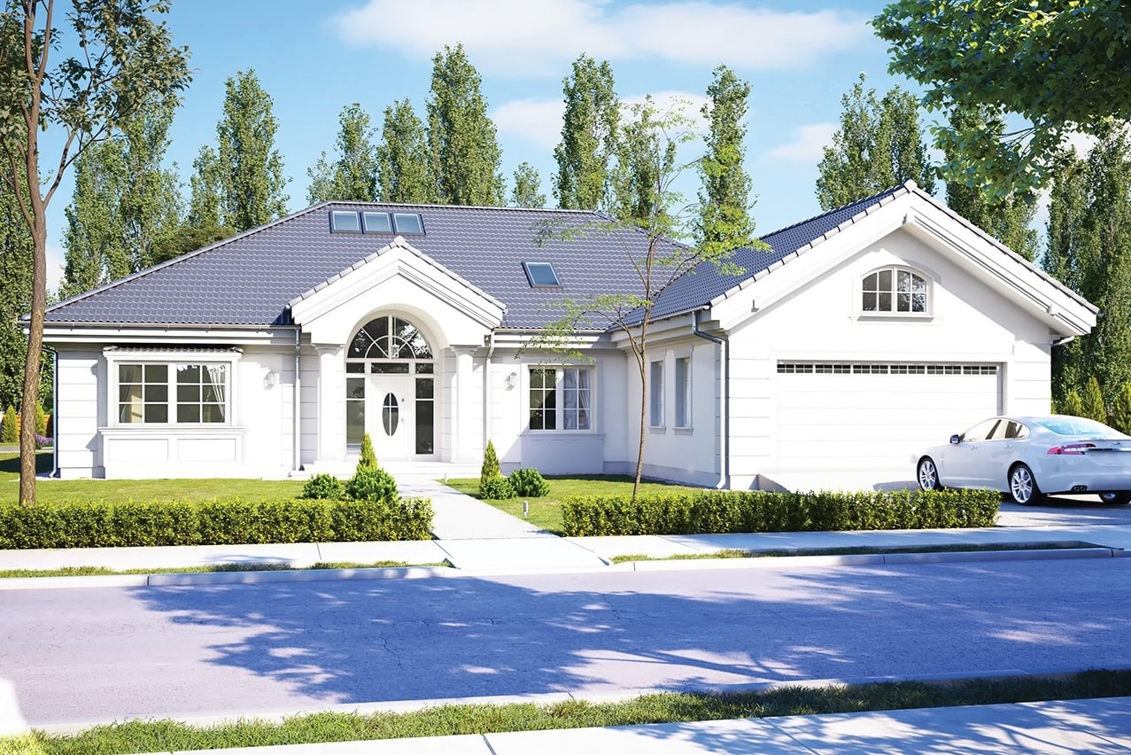 Elegancki dom jednorodzinny z białymi oknami PCV i garażem w Rumi. Jasna elewacja, ciemny dach, zadbany ogród i podjazd. Nowoczesna architektura.