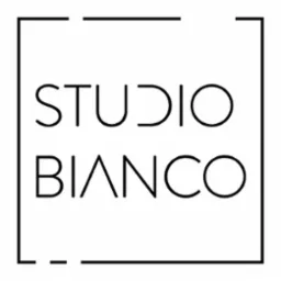 Minimalistyczne logo 'Studio Bianco' w czarnej ramce na białym tle. Nazwa studia w dwóch wierszach, prosta typografia, geometryczny design.