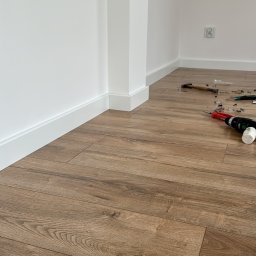 Obrabianie listwami MDF docinanymi na ukośnicy METABO. Całość montowana na uchwyty - miejsca wykrzywione dodatkowo wzmacniane klejem.