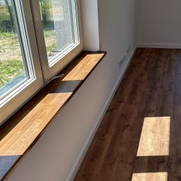 Układanie paneli winylowych wraz z listwami mdf, oraz wkucie drewnianego parapetu wykonanego własnoręcznie z drewnianego blatu z popularnego sklepu budowlanego.