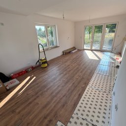 Proces układania paneli winylowych na powierzchni 40m2