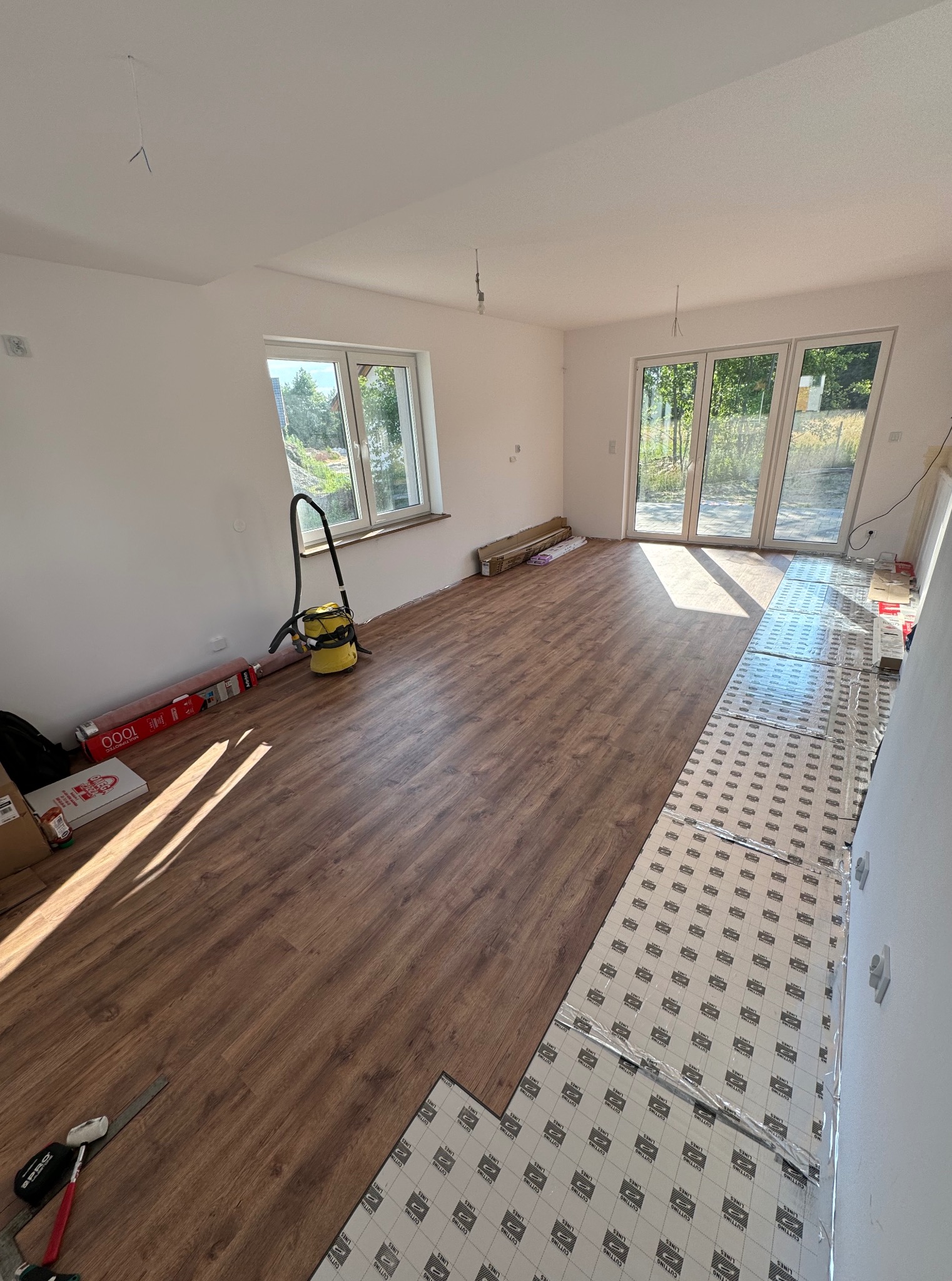 Proces układania paneli winylowych na powierzchni 40m2