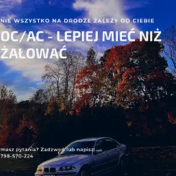 Jesienny krajobraz z srebrnym samochodem i hasłem o OC/AC: 'Lepiej mieć niż żałować'. Kontakt telefoniczny widoczny na dole zdjęcia.