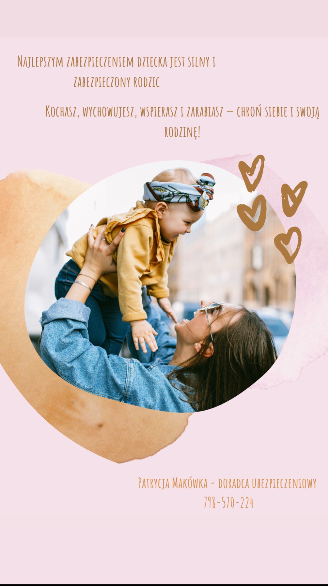 Mama podnosi uśmiechnięte dziecko na tle miejskim. Grafika z tekstem o silnym i zabezpieczonym rodzicu, doradca ubezpieczeniowy Patrycja Makówka.