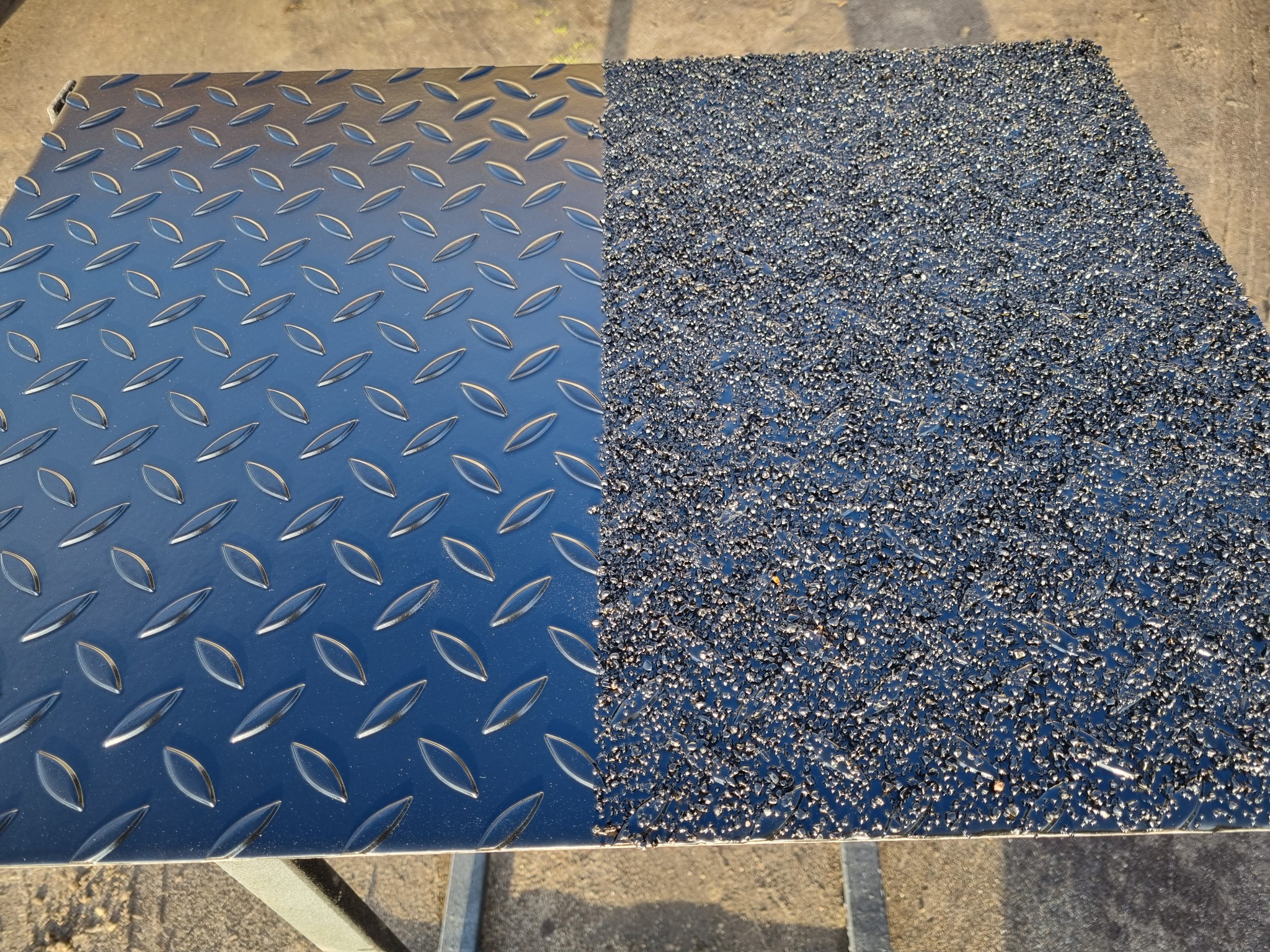 Metalowa płyta: połowa z wytłaczanym wzorem łezkowym, druga z szorstką, antypoślizgową powłoką. Prezentacja tekstury i wykończenia.