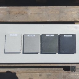 ProjectLab Dymitr Romanowski - Paleta betonowych próbek w odcieniach szarości, od bieli po jasny antracyt, prezentowana w Warszawie. Wybór kolorów do aranżacji przestrzeni.