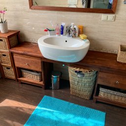 Zabudowa łazienkowa, lite drewno bejcowane i olejowane