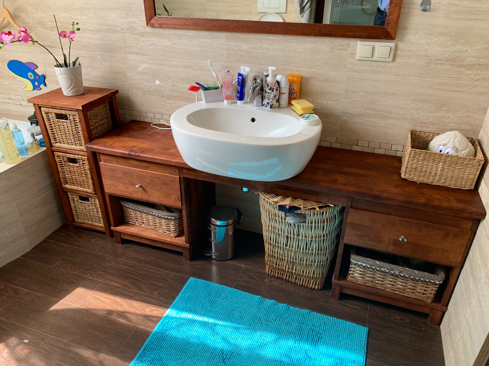 Zabudowa łazienkowa, lite drewno bejcowane i olejowane