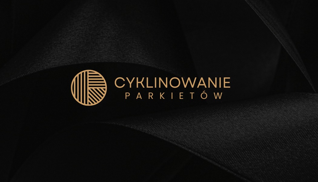 Eleganckie logo firmy parkieciarskiej na ciemnym tle z motywem wstęgi. Złote napisy 'Cyklinowanie Parkietów' i graficzny symbol w kształcie koła z liniami.