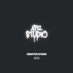 Neonowe logo '012 Studio', stylizowane na graffiti, pod nim napis 'Creative Studio', 'Cracow ESTD 2017' na ciemnoszarym tle.