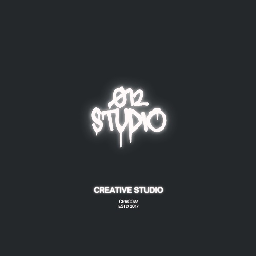 Neonowe logo '012 Studio', stylizowane na graffiti, pod nim napis 'Creative Studio', 'Cracow ESTD 2017' na ciemnoszarym tle.
