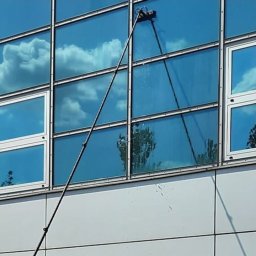 Mycie fasad szklanych z poziomu gruntu do 17/18 metrów.