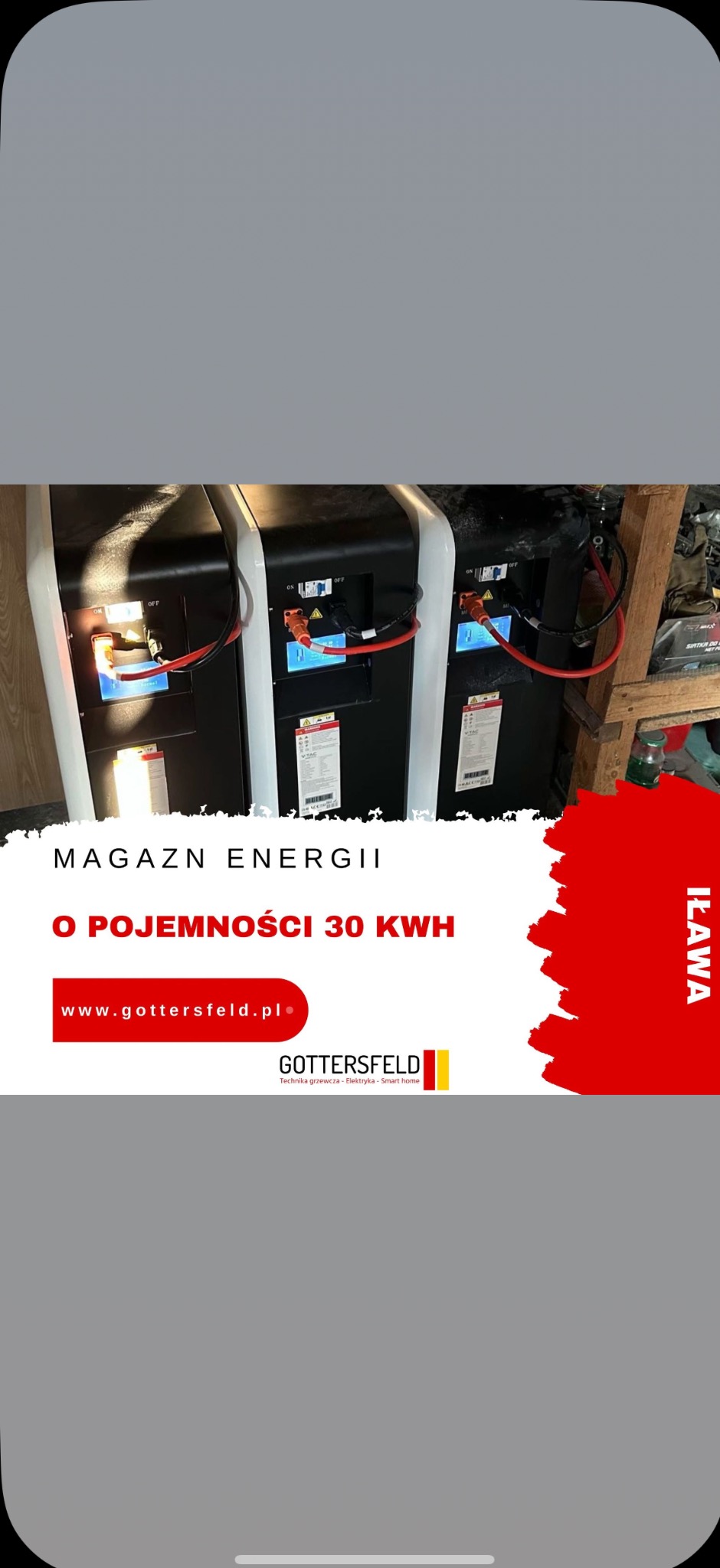 Trzy moduły magazynu energii o pojemności 30 kWh, z wyświetlaczami i podłączonymi kablami, ustawione obok siebie. Widoczne detale instalacji.