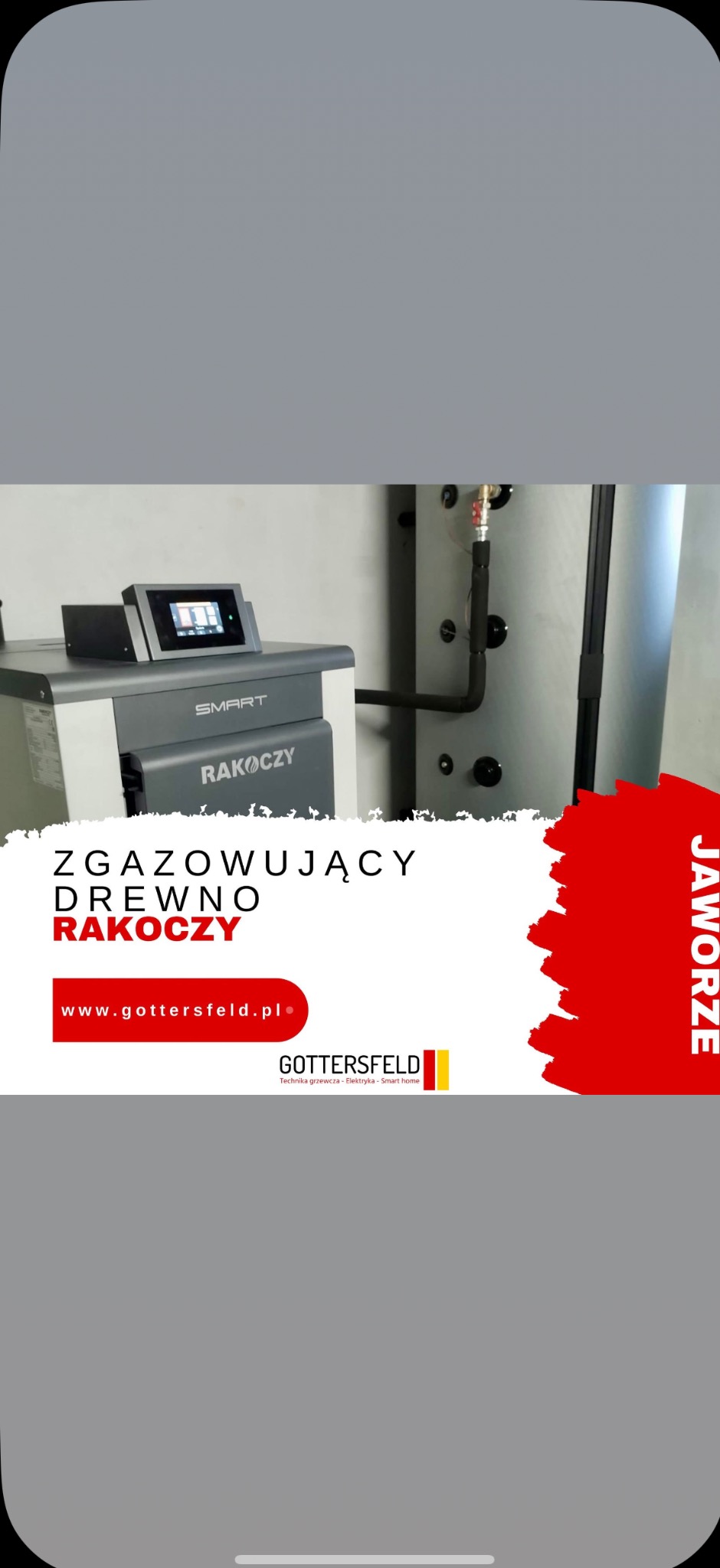 Nowoczesny piec zgazowujący drewno Rakoczy Smart z panelem sterowania i zbiornikiem, prezentowany w pomieszczeniu. Reklama firmy Gottersfeld.