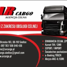 Czarna ciężarówka z czerwoną naczepą na grafice informacyjnej Agencji Celnej AR Cargo z Siedlec. Usługi z zakresu obsługi celnej, kontakt i dane firmy.