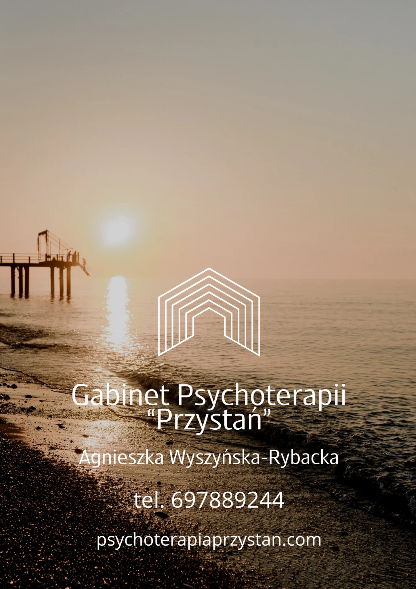 Spokojny widok na morze o wschodzie słońca z molo, logo gabinetu psychoterapii 'Przystań' i danymi kontaktowymi na pierwszym planie.