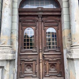 Drzwi przed konserwacją.