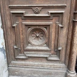 Kaseton drzwi z rozetą przed konserwacja.