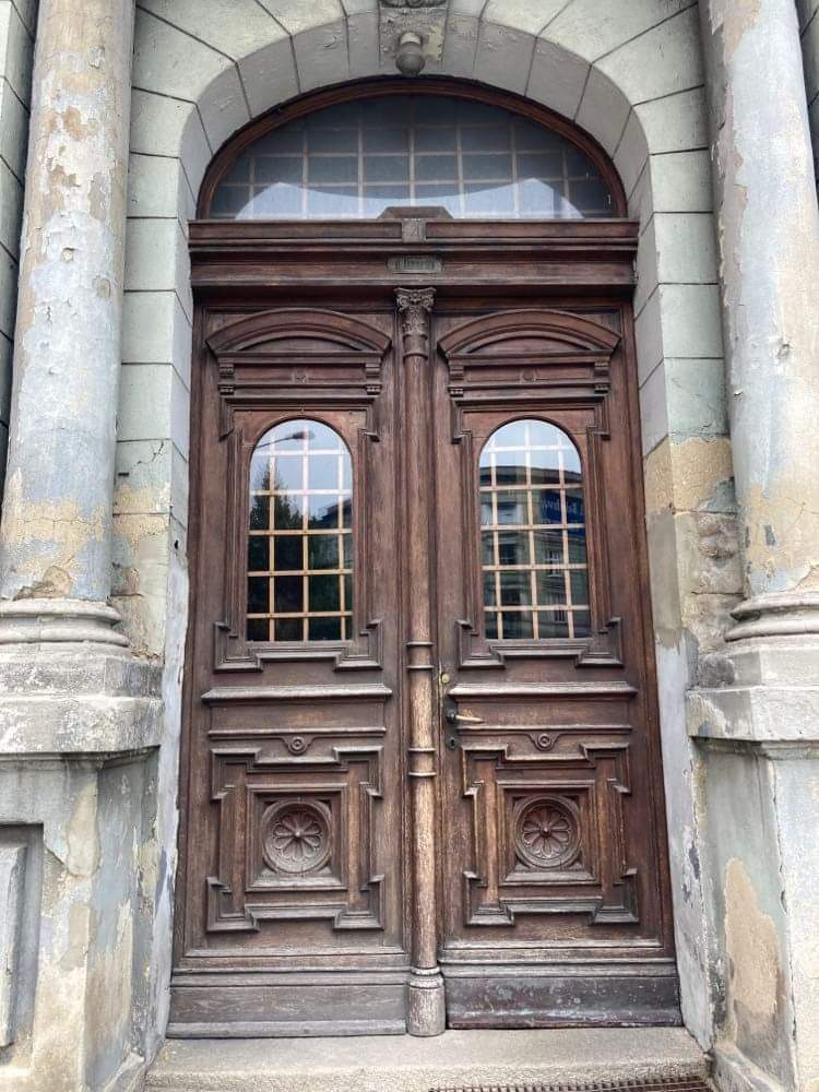 Drzwi przed konserwacją.