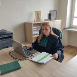 Rozprawy w sprawach cywilnych i rodzinnych mogą odbywać się stacjonarnie (w sądzie) lub zdalnie. Wybieram formę najkorzystniejszą dla klienta biorąc pod uwagę wszystkie okoliczności sprawy.
