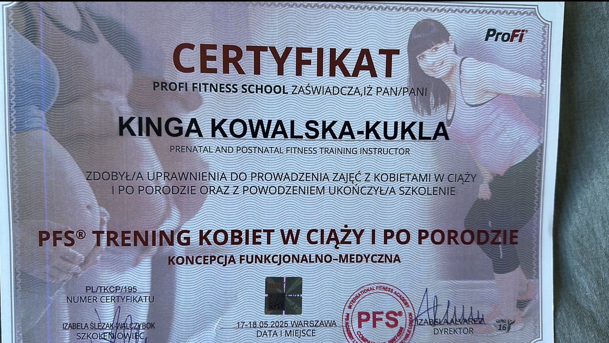 Certyfikat instruktora PFS treningu dla kobiet w ciąży i po porodzie Kingi Kowalskiej-Kukli. Dokument z hologramem, podpisami i datą ważności.