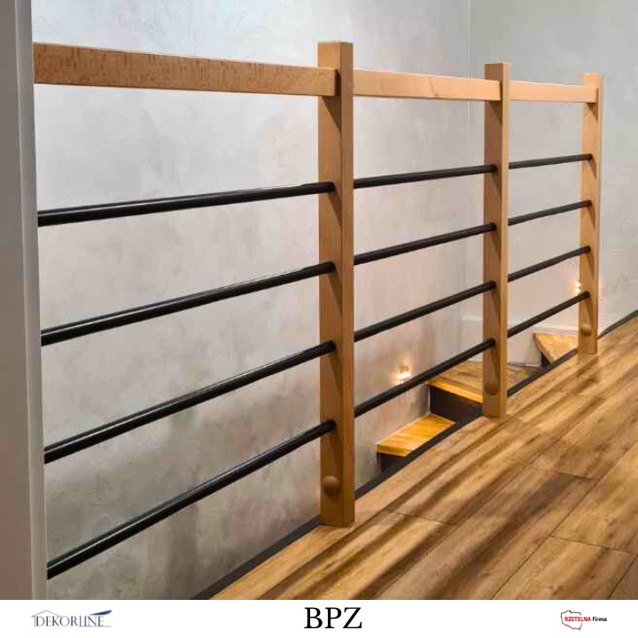 Nowoczesna balustrada schodowa: jasne drewno, czarne, poziome pręty. Schody z oświetleniem punktowym. Parkiet w ciepłym odcieniu.