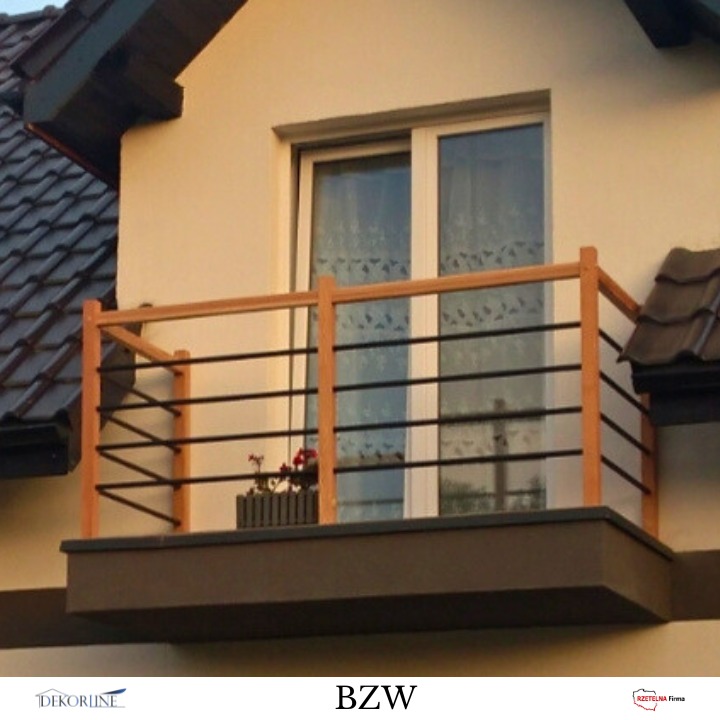 Balkon z drewnianą ramą i czarnymi, poziomymi elementami. Na balkonie doniczka z kwiatami. Widok z dołu na balkon w budynku.