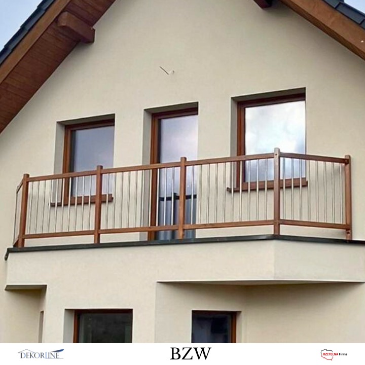 Barierka balkonowa z drewnianą ramą i metalowymi prętami, zamontowana na balkonie domu w Bilczycach. Nowoczesny design z widoczną fakturą drewna.