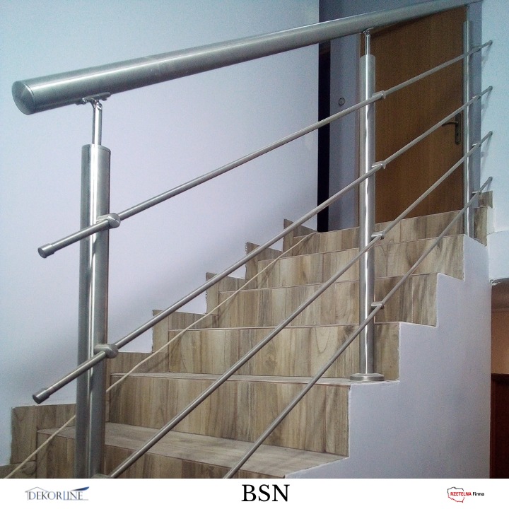 Nowoczesne schody z balustradą ze stali nierdzewnej, z drewnopodobnymi stopniami, widok z dołu, minimalistyczny design.