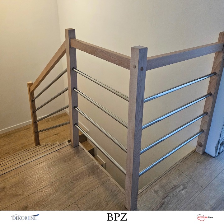 Minimalistyczna, jasna drewniana konstrukcja z metalowymi prętami na schodach. Naturalne drewno i proste linie tworzą nowoczesny wygląd.