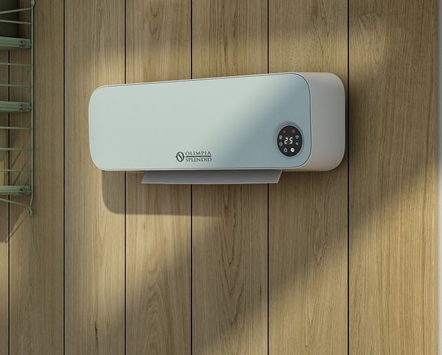 Ścienny klimatyzator Olimpia Splendid w jasnej obudowie, zamontowany na drewnianej ścianie z żaluzjami. Widoczny wyświetlacz z temperaturą 25 stopni.