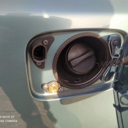 Zamontowany zawór tankowania LPG, umieszczony obok wlewu benzyny