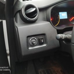 Vernus Auto Expert - Wnętrze samochodu z zamontowanym przełącznikiem benzyna/LPG, widoczny panel sterowania i wskaźnik poziomu gazu. Element deski rozdzielczej, kierownica w kadrze.