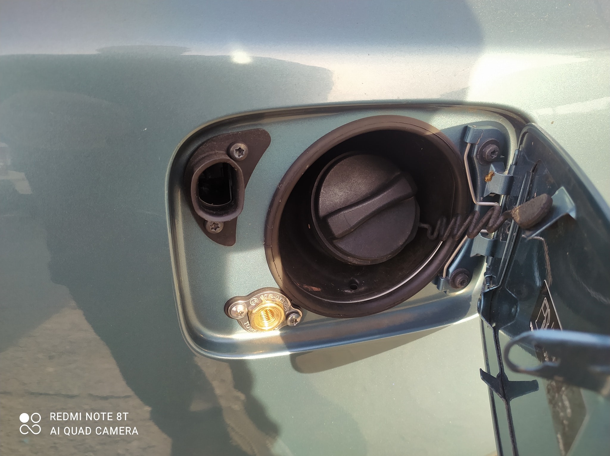 Zamontowany zawór tankowania LPG, umieszczony obok wlewu benzyny